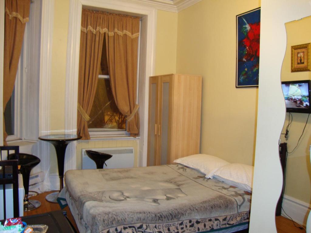Hotel & Suites Place Des Arts Montreal Room photo