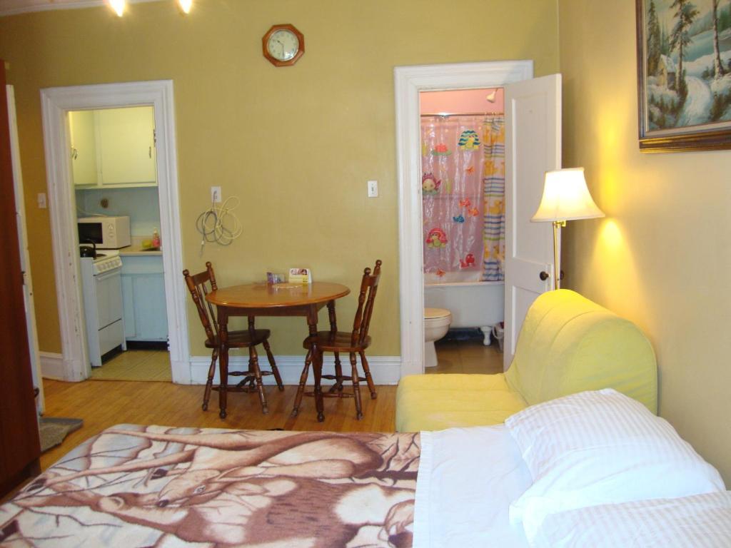 Hotel & Suites Place Des Arts Montreal Room photo