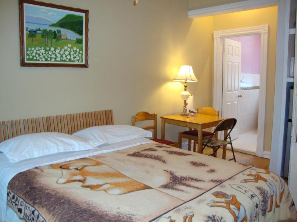 Hotel & Suites Place Des Arts Montreal Room photo